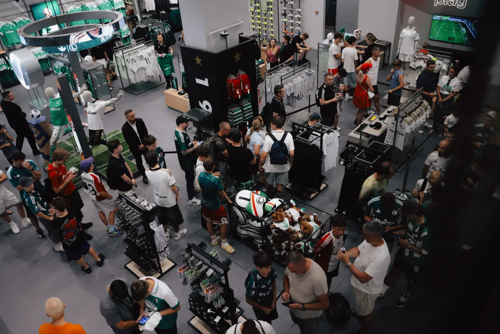 Spotkanie kibiców z piłkarzami Legii w FanStore