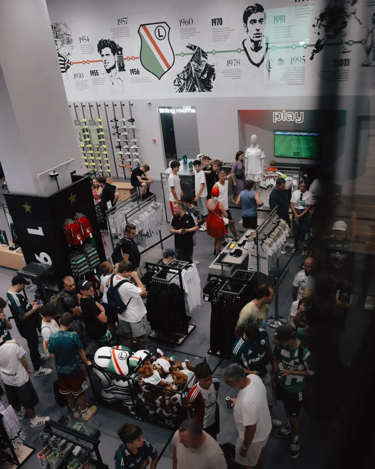 Spotkanie kibiców z piłkarzami Legii w FanStore