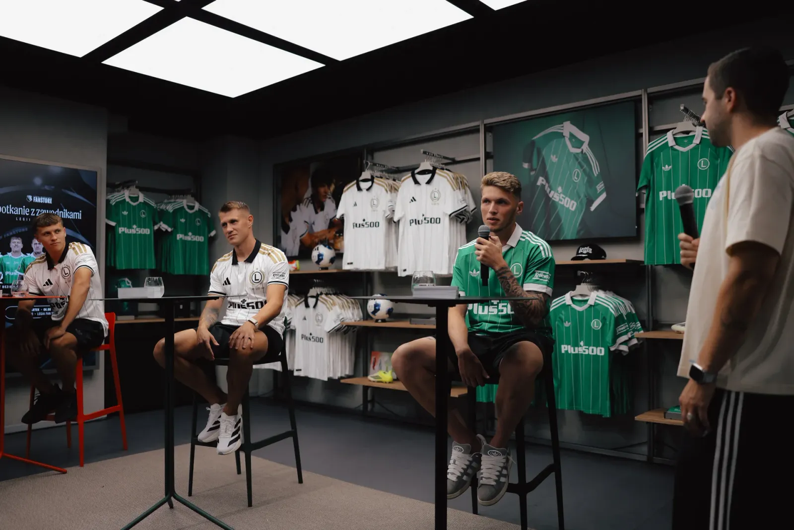 Spotkanie kibiców z piłkarzami Legii w FanStore