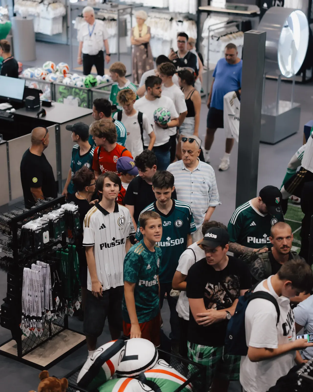 Spotkanie kibiców z piłkarzami Legii w FanStore