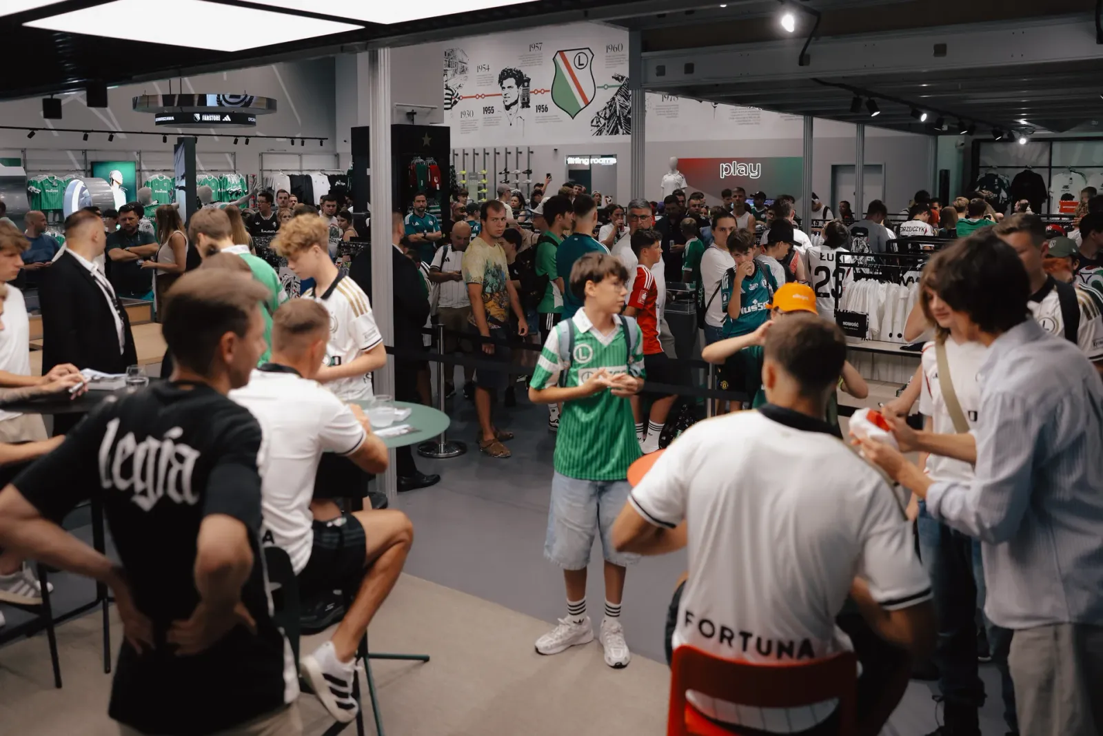 Spotkanie kibiców z piłkarzami Legii w FanStore