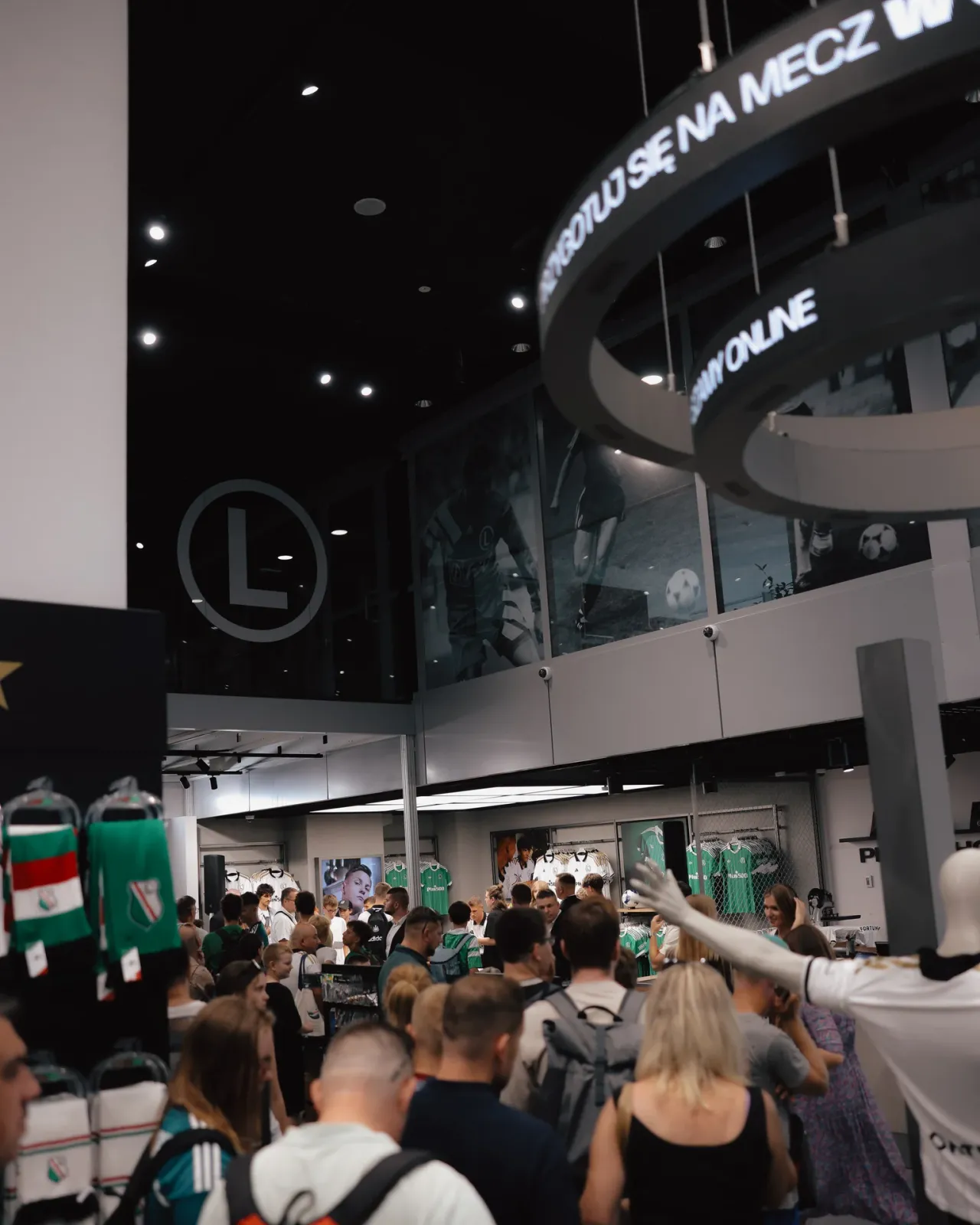 Spotkanie kibiców z piłkarzami Legii w FanStore