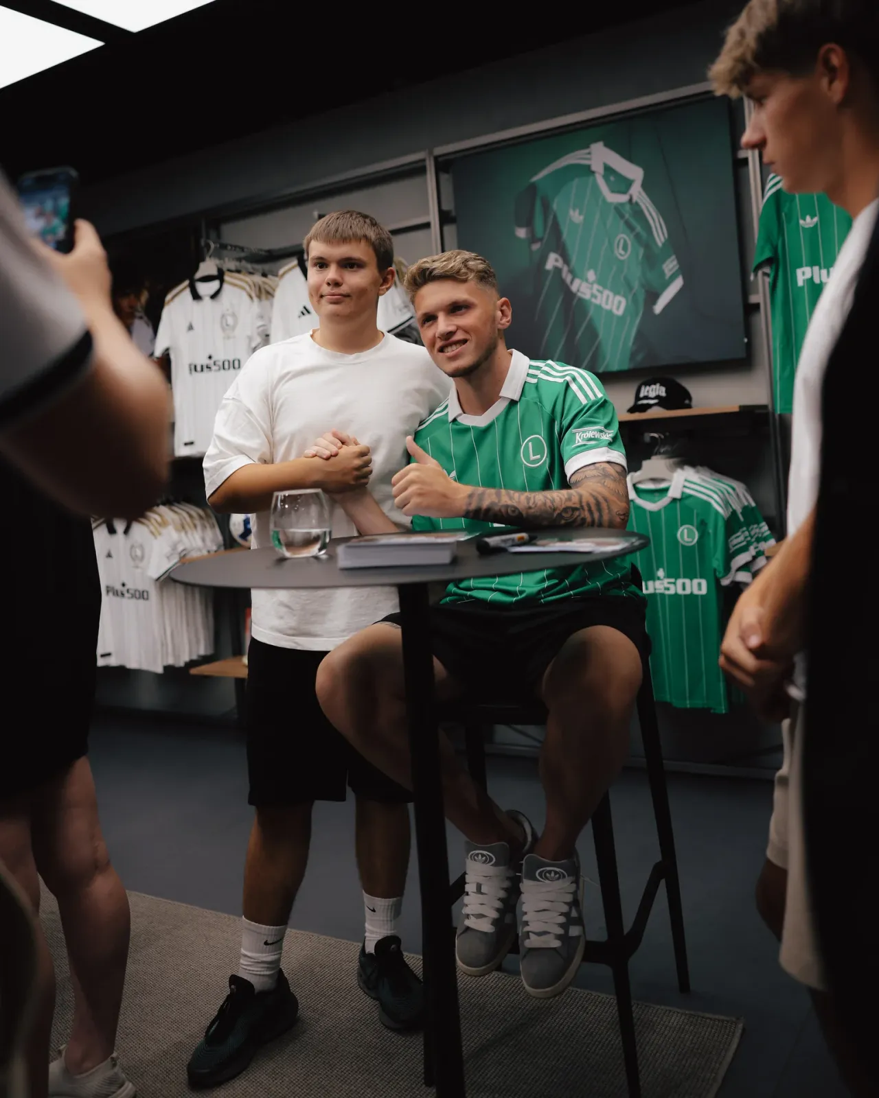 Spotkanie kibiców z piłkarzami Legii w FanStore