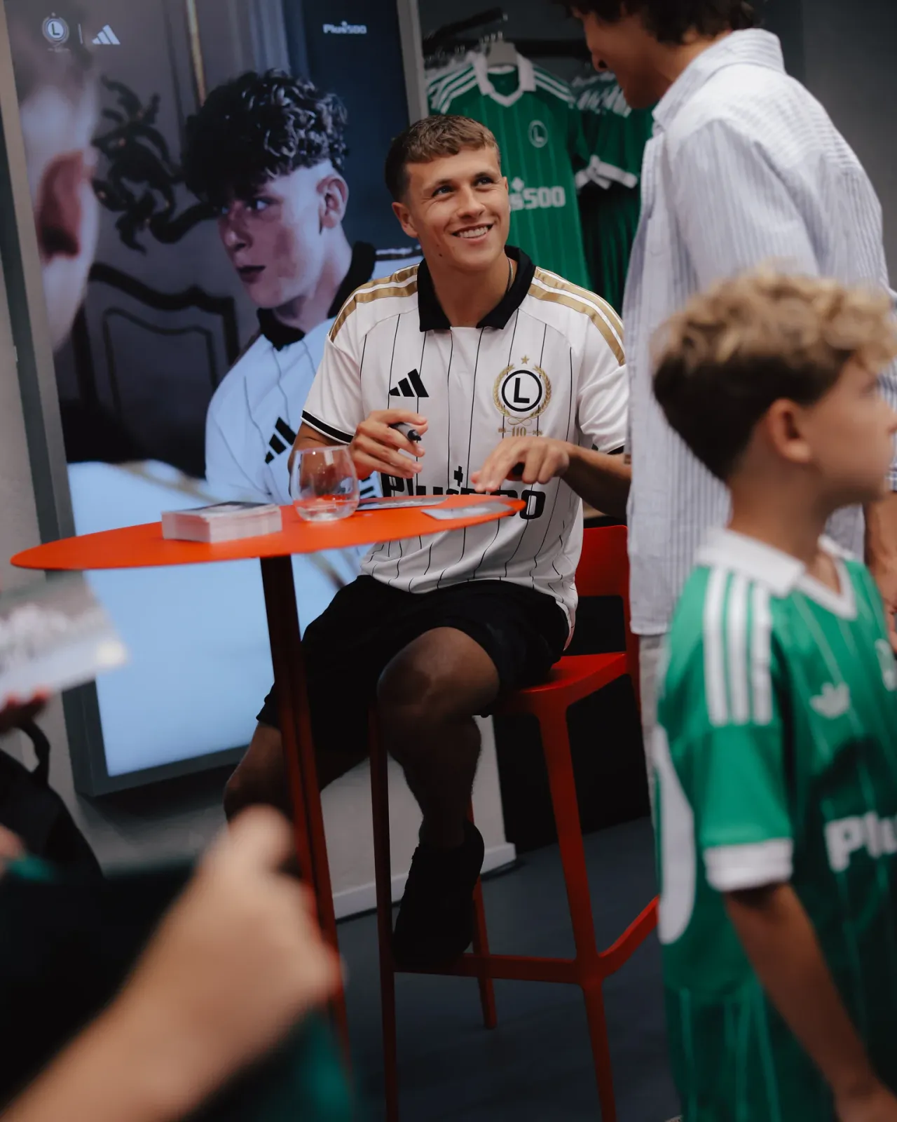 Spotkanie kibiców z piłkarzami Legii w FanStore